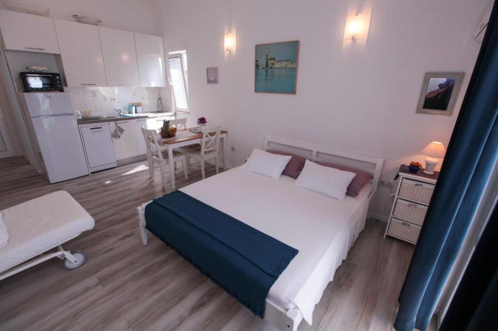 Apartments Luka Рогозница Екстериор снимка