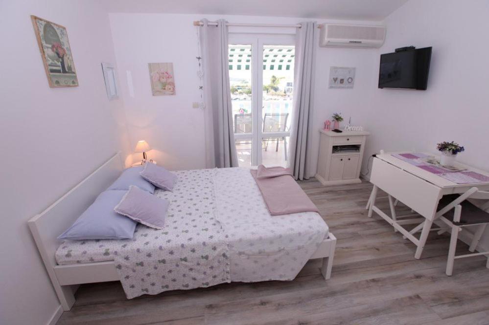Apartments Luka Рогозница Екстериор снимка