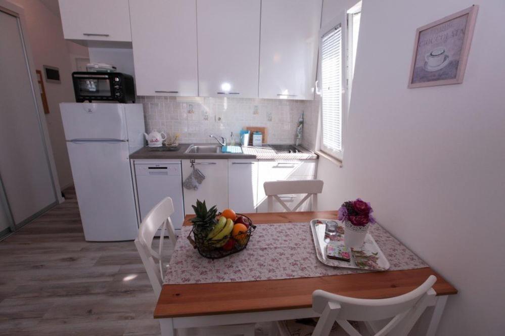 Apartments Luka Рогозница Екстериор снимка