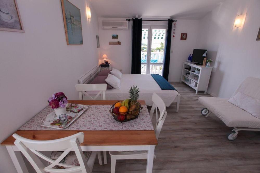 Apartments Luka Рогозница Екстериор снимка